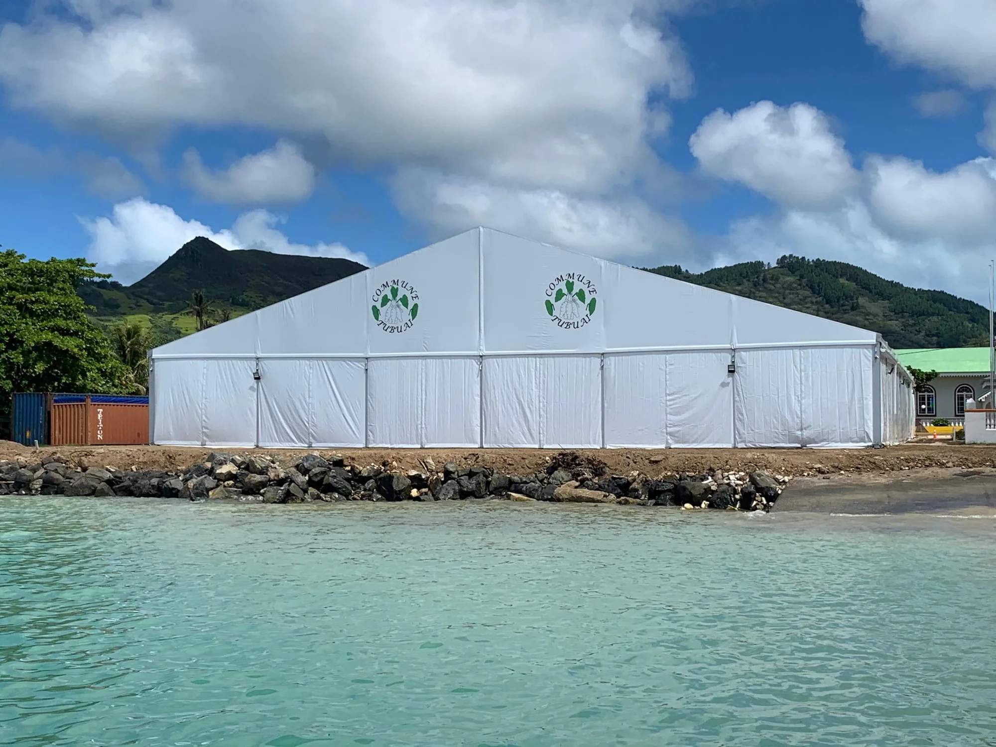 Grand chapiteau FPAOM POLYNÉSIE installé au bord du lagon à Tubuai